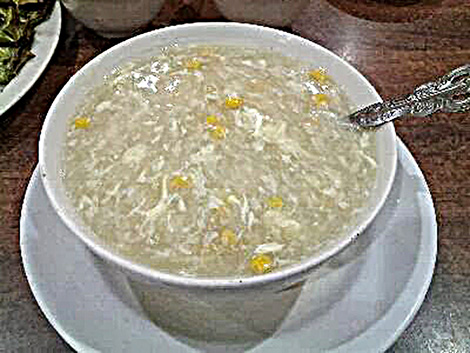 Chén súp với những mẩu thịt bé tí, vụn nát nhưng cũng được gọi là "súp cua".