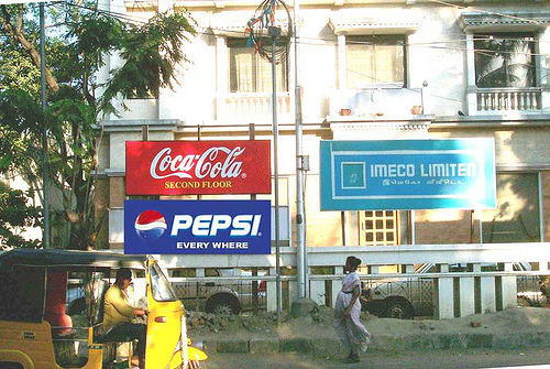 Bức ảnh này rất thú vị. Coca Cola thuê tầng 2 của tòa nhà để làm văn phòng đại diện và marketing, họ treo một tấm biển chỉ dẫn ghi rõ: "Coca-Cola ở tầng hai". Vài ngày sau, Pepsi xuất hiện với khẩu hiệu: "Pepsi thì có mặt ở mọi nơi". 