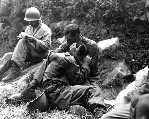 Trong thời kỳ chiến tranh Triều Tiên năm 1950-1953, số lượng binh lính hy sinh lên tới hàng triệu người. Trong bức ảnh này, một người lính bộ binh Canada đang cố gắng an ủi người đồng đội không kìm nổi xúc động khi những người bạn cùng chiến đấu với họ đã anh dũng hy sinh.