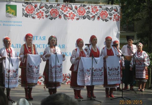Những nghệ sĩ trong nhiều màu sắc quần áo truyền thống Ukraina