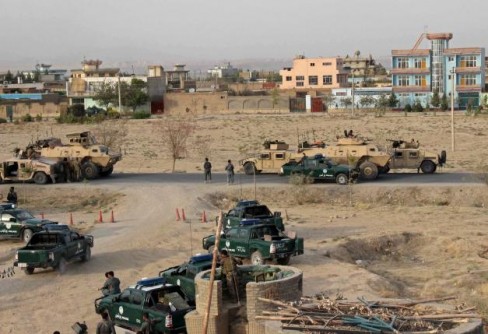 Lực lượng an ninh Afghanistan mất vị trí của họ trong một cuộc đọ súng tại thành phố Kunduz, miền Bắc Afghanistan ngày 29 tháng 9 năm 2015. REUTERS / STRINGER