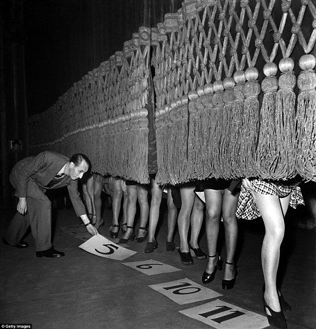 Các thí sinh được chấm điểm tại cuộc thi tìm kiếm Hoa hậu có đôi chân đẹp. Cuộc thi được tổ chức ở Paris, Pháp hồi năm 1946.
