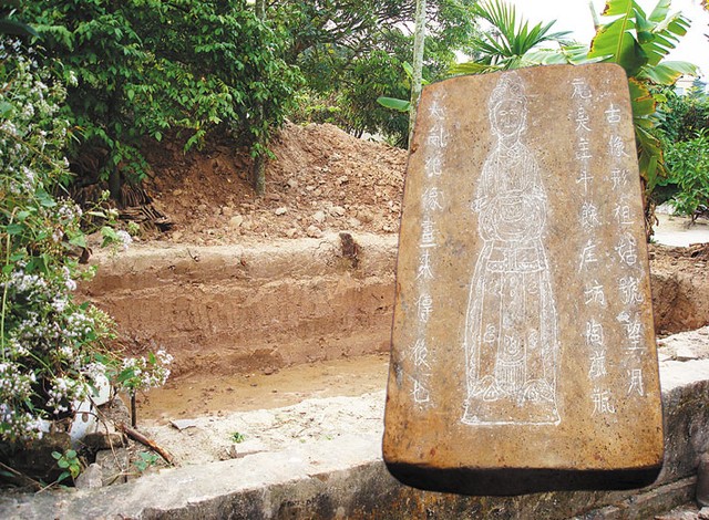 Hố khai quật và viên gạch có khắc hình tượng bà Bùi Thị Hý.