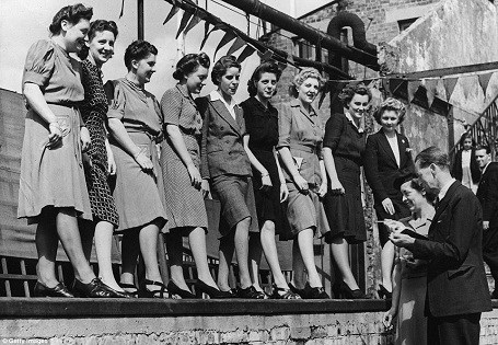 Một cuộc thi được tổ chức trên tầng mái của một siêu thị ở London, Anh hồi năm 1943.