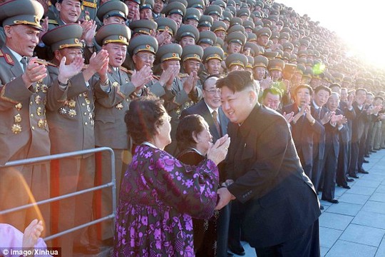 Kim Jong Un luôn được vỗ tay nhiệt liệt trong mỗi sự kiện diễu hành hay duyệt binh mà ông xuất hiện.