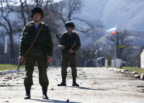 Binh sĩ Nga  bảo vệ một căn cứ quân sự ở Perevalnoye, gần thành phố Simferopol, Crimea ngày 21 tháng 3 năm 2014. Ảnh Busniess Insider. 