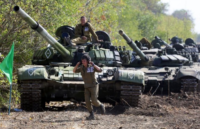 Ly khai ủng hộ Nga đang tham gia thi đấu quân sự giữa các đơn vị xe tăng gần thị trấn Torez-  Donetsk, vào ngày 24 Tháng 9 năm 2015 (AFP Photo / Aleksey Filippov)