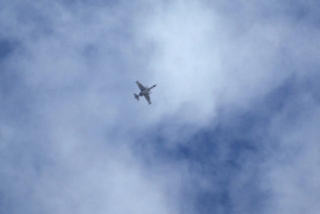 Một máy bay chiến đấu mà các nhà hoạt động nói thuộc lực lượng của Nga bay trên bầu trời vùng nông thôn phía nam của Idlib, Syria 02 Tháng 10 năm 2015. REUTERS / Khalil ASHAWI 
