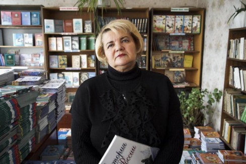 Giáo viên trường trung học bà Alla Andrievska đứng ở thư viện với cuốn sách giáo khoa Nga đã thay thế hoàn toàn sách giáo khoa Ukraina. Ảnh chụp vào Thứ năm ngày 22 tháng 10 năm 2015, (AP Photo / Max Black)