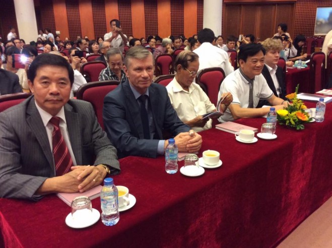 Nhà Việt Nam học người Nga, phó giáo sư Ngôn ngữ học Anatoli Socolov (thứ 2 từ trái sang)