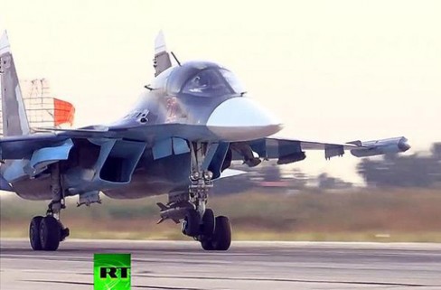Tiêm kích bom Su-34 hạ cánh sau khi thực hiện nhiệm vụ không kích ở Syria. Ảnh: RT