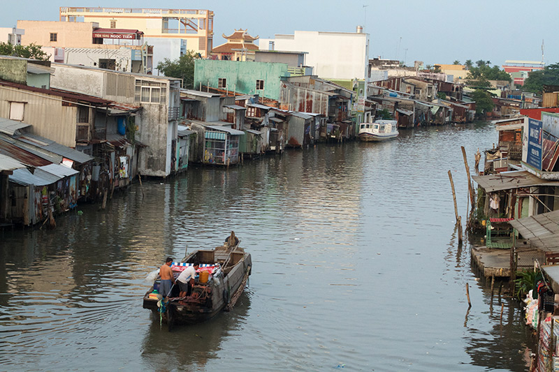 Theo kịch bản BĐKH của Việt Nam, nước biển dâng cao 1m có thể làm 39% diện tích ở ĐBSCL bị ngập, 35% dân số bị ảnh hưởng. Ảnh: Hoàng Hường