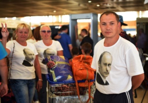 Các du khách Nga mặc áo in hình Tổng thống Nga Vladimir Putin, xếp hàng ở sân bay hôm 6/11/2015.