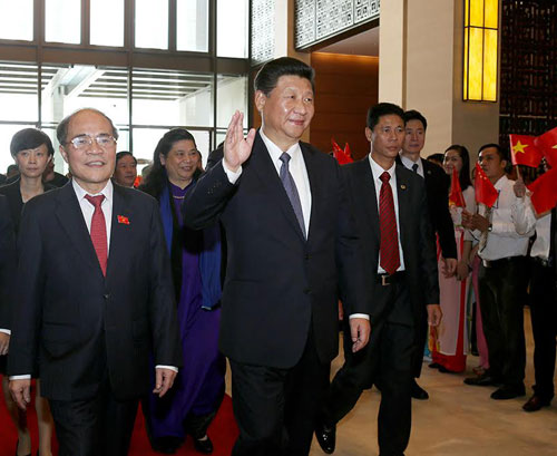 Chủ tịch Nguyễn Sinh Hùng đón Chủ tịch Trung Quốc Tập Cận Bình tại Quốc hội sáng 6/11. Ảnh: Giang Huy.