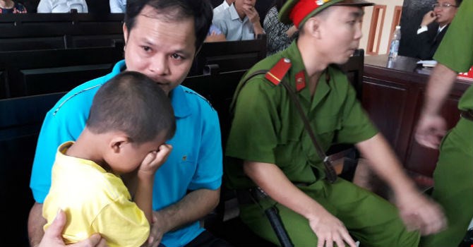 Hình ảnh ông Võ Văn Minh và con trai tại toà ngày 18/12. Ảnh: TTO 