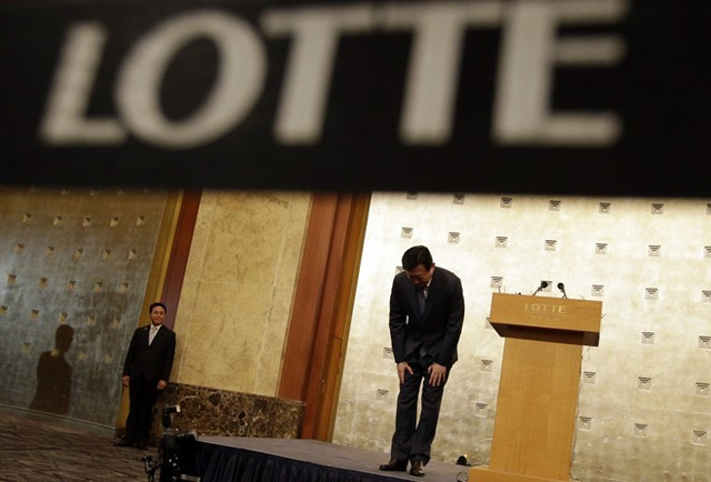 Shin Dong-bin cúi đầu xin lỗi trong cuộc họp báo, nhưng khẳng định quyết tâm sẽ ngồi lên chiếc ghế cao nhất của Lotte. Tuy nhiên, nhóm cổ đông Nhật lại quyết hạ bệ vị chủ tịch này. Ảnh: AP.