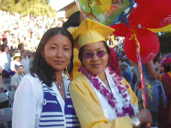 Hai mẹ con trong lễ tốt nghiệp trung học của Meggy