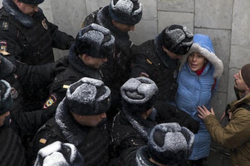 Cảnh sát chặn đường để ngăn chặn những người tham gia một cuộc biểu tình phản đối tại Quảng trường Pushkin ở Moscow, Nga, Thứ 7  ngày 12 Tháng 12, năm 2015. Theo báo cáo của cảnh sát hơn một chục người tham gia một cuộc biểu tình của phe đối lập nhân ngày Hiến pháp Nga đã bị bắt giữ. Ngày 12-12 là ngày Hiến pháp Nga (AP Photo / Pavel Golovkin)