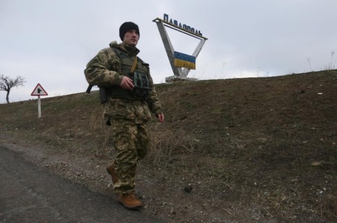 Một người lính Ukraina đang tuần tra ở vùng ngoại ô làng Pavlopil - Donetsk (AFP Photo / Aleksey Filippov)