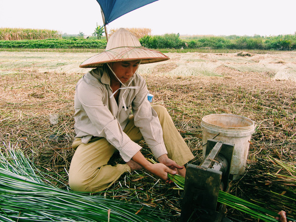  Anh Hùng trải nghiệm cuộc sống lao động cùng người nông dân Việt Nam. Ảnh: NVCC.