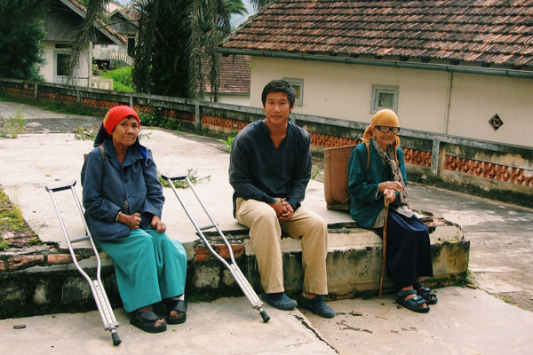  Trần Hùng John chụp ảnh cùng người dân trong chuyến đi xuyên Việt của mình. 