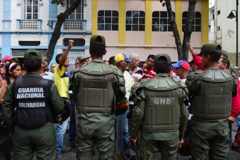 Những người biểu tình trước tòa nhà của cố Tổng thống Hugo Chavez tại Caracas nhưng được ngăn cách bằng hàng rào cảnh sát ngày 06-1-2016 (AFP Photo / Ronaldo Schemidt)