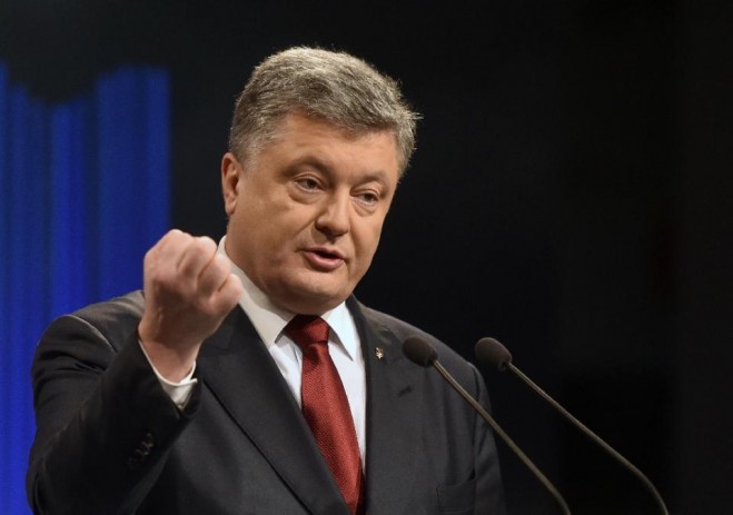 Tổng thống Ukraina Petro Poroshenko đang giơ nắm đấm thề sẽ cải cách đưa đất nước tiến lên nhưng hiện này chưa biết đi đến đâu 