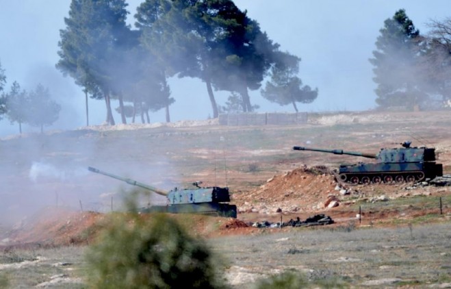 Xe tăng của Thổ Nhĩ Kỳ gần cửa khẩu Oncupinar, gần thị trấn Kilis đang pháo kích qua biên giới vào Syria ngày 16-2-2016 (AFP Photo / Bulent Kılıç)