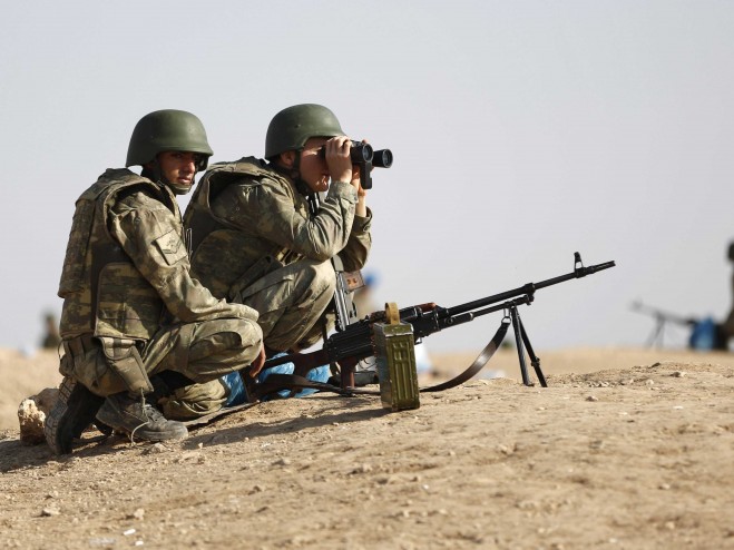 Lính Thổ Nhĩ Kỳ đang quan sát thị trấn Kobani của Syria gần biên giới Thổ Nhĩ Kỳ - Syria ngày 4-10-2014.