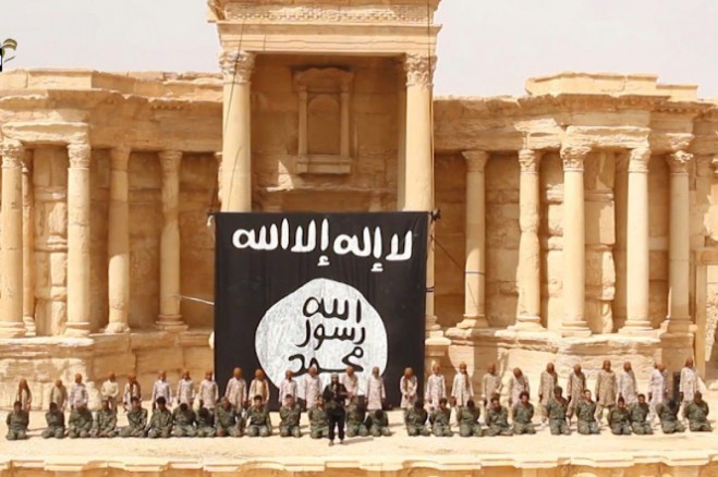Chiến binh ISIS bắt binh sĩ Syria quỳ trước tiền sảnh ở Palmyra trong tháng 5/2015