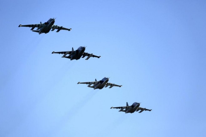 Phi đội máy bay cường kích Su-25 chuẩn bị hạ cánh tại một căn cứ không quân Nga ở Primorsko-Akhtarsk, miền nam nước Nga sau khi trở về từ Syria, Thứ 4 ngày 16-3-2016. 