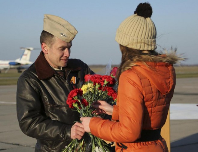 Một phụ nữ chào đón một phi công trở về từ Syria tại một căn cứ không quân Nga ở Primorsko-Akhtarsk, miền nam nước Nga sau hai ngày Tổng thống V.Putin tuyên bố rút một phần quân đội tại Syria về nước, Thứ 4 ngày 16-3-2016 Tháng 3 16, 2016.