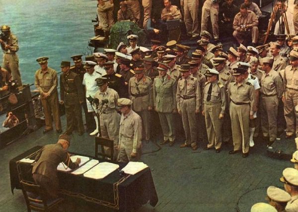 Tướng MacArthur tiếp nhận quân Nhật đầu hàng (Ảnh: Internet)