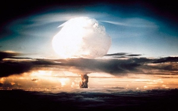 Cột khói hình nấm khổng lồ bốc lên khi Mỹ thả bom nguyên tử xuống Nhật Bản. Ảnh: Askman.com