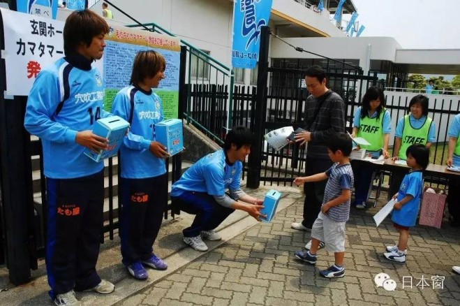 Trẻ em Nhật Bản luôn được giáo dục phải giúp đỡ người khác trong khó khăn. Ảnh: Weibo