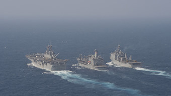Nhóm tàu chiến Hải quân Mỹ tuần tra ở Biển Đông ngày 29.3.2016: tàu đổ bộ USS Boxer, tàu tiếp tế Walter S. Diehl và tàu đổ bộ USS Harpers Ferry - Ảnh: Hải quân Mỹ
