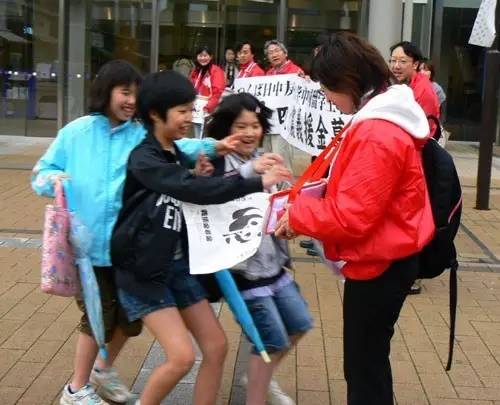 Trẻ em Nhật Bản cũng hào hứng ủng hộ cho người dân Tứ Xuyên vào năm 2008. Ảnh: Weibo