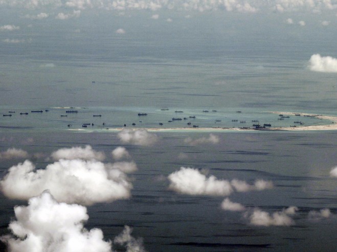 Ảnh chụp từ máy bay quân sự của Philippine cho thấy Trung Quốc đang xây đảo nhân tạo tại bãi Đá Vành Khăn ngày 11/5/2015