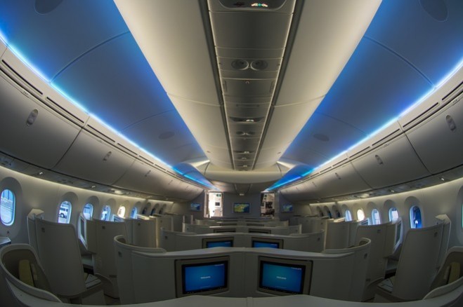 Hệ thống chiếu sáng sử dụng công nghệ đèn LED. Độ ẩm và áp suất trong cabin được giữ tương đương với áp suất ở độ cao 1,8 km (2,4 km đối với các thế hệ tàu bay khác) giảm mệt mỏi cho các hành khách trong quá trình bay. 