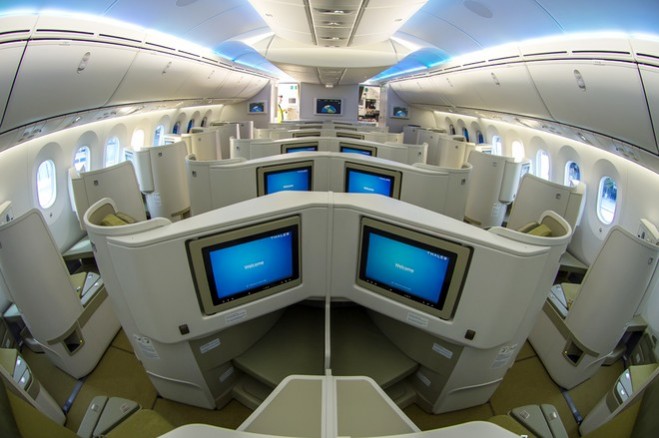 Tiện ích khoang hạng thương gia được tích hợp màn hình giải trí chuẩn HD 15,4 inch, rộng hơn Boeing 777 tới 5 inch.