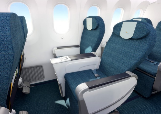 Các ghế ngồi hạng phổ thông đặc biệt có độ giãn cách 106,6cm, tạo không gian sử dụng rộng rãi hơn so với các tàu bay khác. Tiện nghi cá nhân tại ghế cũng được trang bị màn hình LCD 10,6 inch HD, cổng sạc USB, ổ cắm điện 110V.