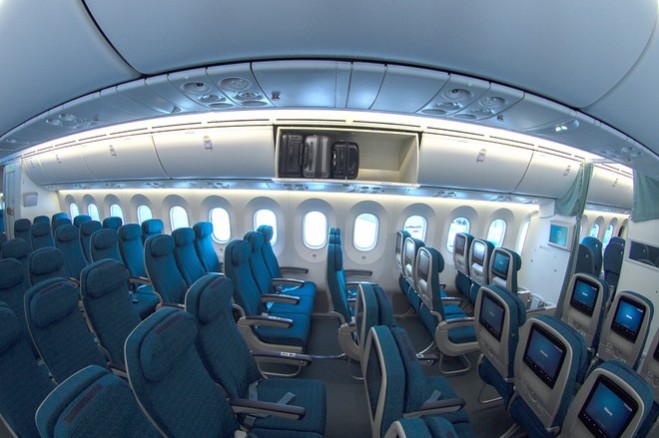 Các ngăn chứa hành lý xách tay được thiết kế rộng rãi hơn, tự động mở ra khi ấn nút.  Vietnam Airlines là hãng hàng không đầu tiên ở khu vực châu Á - Thái Bình Dương cùng lúc khai thác hai loại tàu bay hiện đại thế hệ mới của thế giới là Boeing 787-9 và Airbus A350-900 XWB.