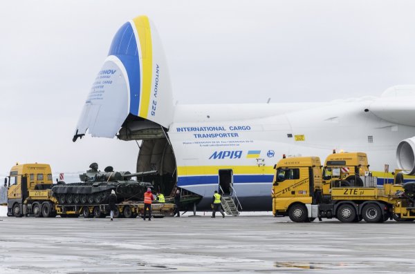 Hàng đang được xếp lên máy bay tại sân bay Leos Janacek Airport-  Mošnov, gần Ostrava 26/1/2015 (File ảnh)