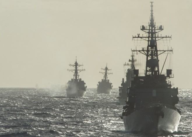 Các tàu chiến của Hải quân Mỹ và Lực lượng Phòng vệ Biển Nhật Bản đang lập đội hình khi tập bắn đạn pháo gần đảo Guam trong cuộc tập trận chung Multi Sail vào ngày 9 tháng 3 năm 2016. Multi Sail là một cuộc tập trận song phương nhằm nâng cao khả năng tương tác giữa các lực lượng Mỹ và Nhật Bản. (Chuyên gia truyền thông đại chúng/Hải quân Mỹ lớp thứ ba Eric Coffer)