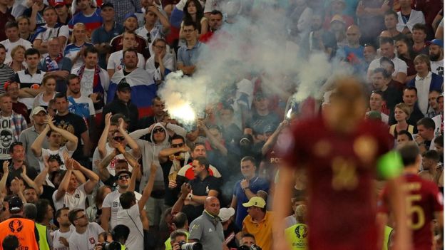 Một số cổ động viên Nga đã lén mang pháo sáng vào sân và đã đốt ăn mừng sau gần cuối trận đấu giữa hai đội bóng Anh - Nga