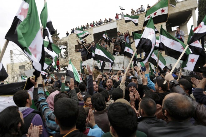 Những người biểu tình mang theo cờ Quân đội Syria tự do và những khẩu hiệu trong một cuộc biểu tình chống chính phủ tại thị trấn Marat Numan ở tỉnh Idlib, Syria, vào ngày 04/03/2016.