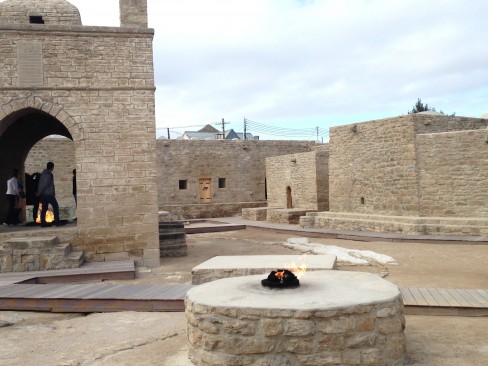 Thăm đền thần lửa - di tích của Azerbaijan (cách Baku 40 km, là một điểm dừng chân của con đường tơ lụa.