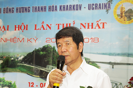 Đại diện Hội người Việt Nam tỉnh Kharkov, ông Nguyễn Trọng Cơ - Phó chủ tịch Hội đến chúc mừng Đại hội