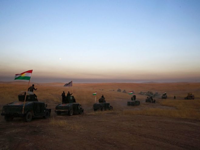 Một đoàn xe của lực lượng Peshmerga (lực lượng vũ trang người Kurd) đang tiến đến một chiến tuyến trong Khazer, phía đông của thành phố Mosul, Iraq